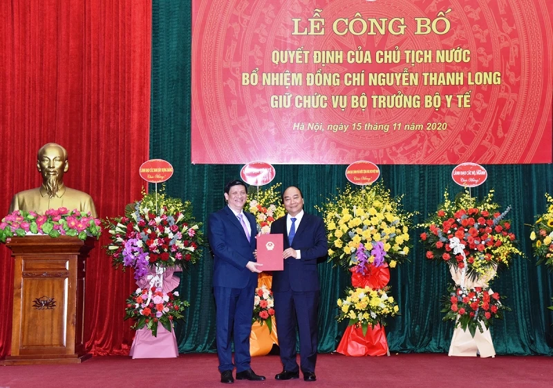 Thủ tướng Nguyễn Xuân Phúc trao quyết định bổ nhiệm tân Bộ trưởng Y tế Nguyễn Thanh Long. (Ảnh: TRẦN HẢI)
