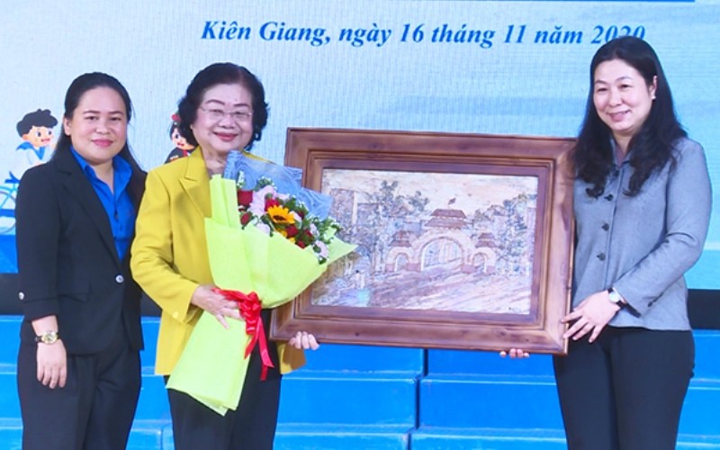 Đại diện lãnh đạo tỉnh Kiên Giang tặng quà lưu niệm cho nguyên Phó Chủ tịch nước Trương Mỹ Hoa.