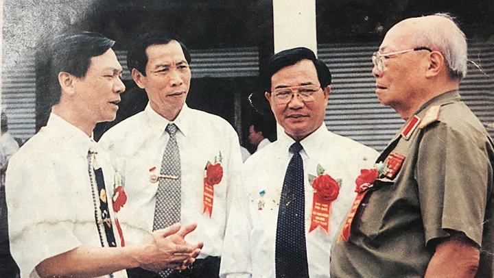 Nguyên Phó Tổng Tham mưu trưởng Phùng Thế Tài (ngoài cùng bên phải) với các cựu cán bộ ngành hàng không. Ảnh: PHẠM LOAN