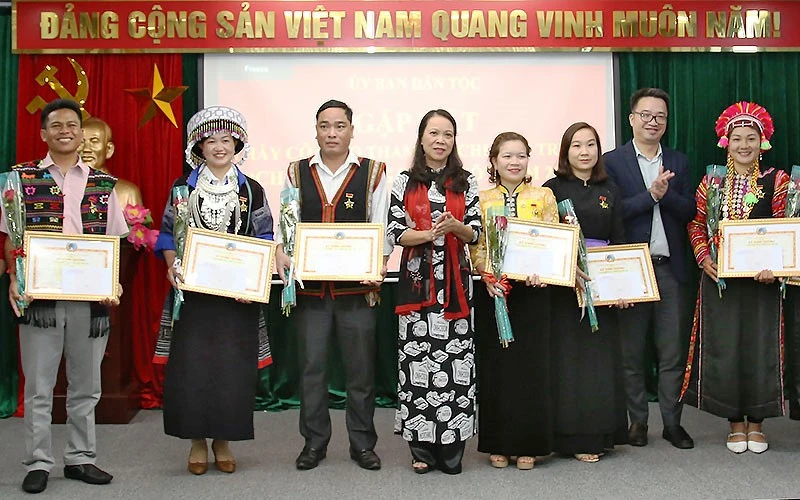 Thầy giáo K'Dĩnh (ngoài cùng bên trái) cùng các đồng nghiệp nhận Kỷ niệm chương "Vì sự nghiệp phát triển các dân tộc" tại Ủy ban Dân tộc.