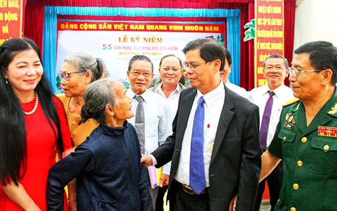 Ðại diện lãnh đạo tỉnh gặp mặt các đại biểu tại lễ kỷ niệm 55 năm phong trào Ðồng khởi Diên Khánh. Ảnh: Việt Cường