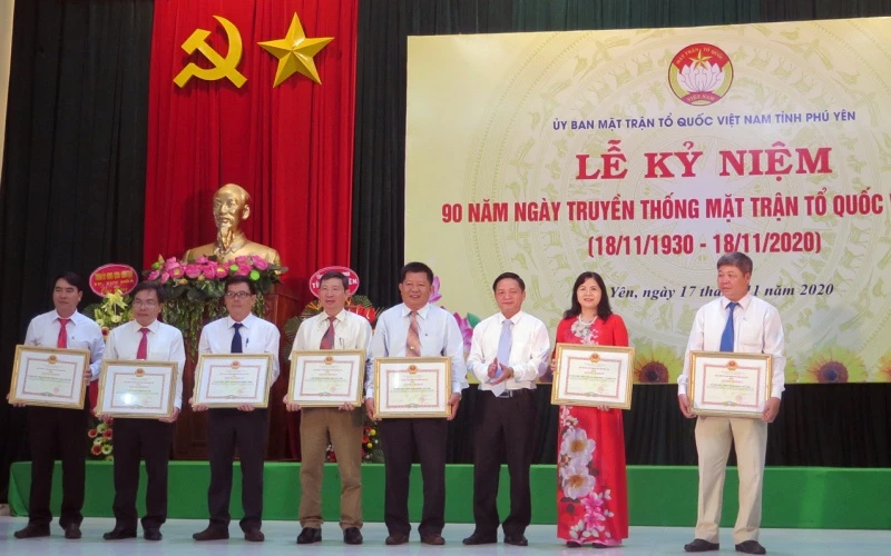 Bảy tập thể và 10 cá nhân được Chủ tịch UBND tỉnh Phú Yên tặng Bằng khen vì có thành tích xuất sắc trong các phong trào thi đua.