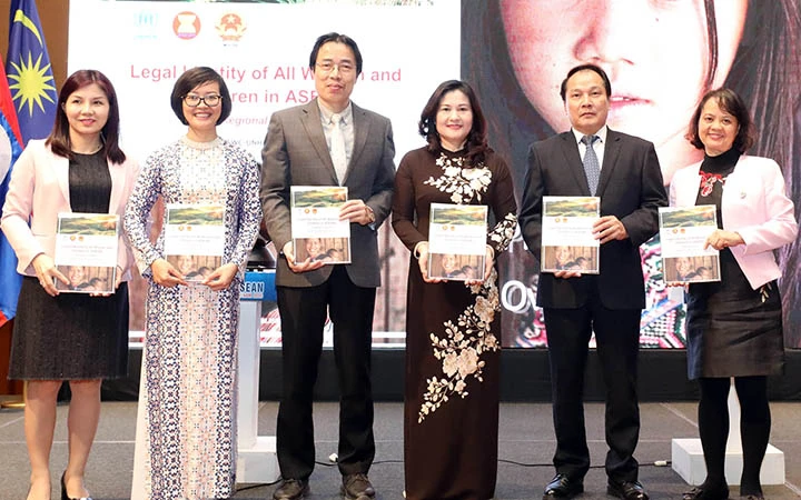 Ra mắt Báo cáo khu vực về "Thúc đẩy hòa nhập bền vững của Cộng đồng ASEAN thông qua việc bảo đảm địa vị pháp lý của phụ nữ và trẻ em ASEAN" tại Việt Nam (Ảnh: Molisa).