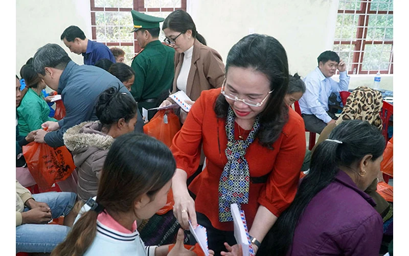 Lãnh đạo MTTQ tỉnh Quảng Bình trao quà tặng người dân xã biên giới Lâm Thủy, huyện Lệ Thủy. 