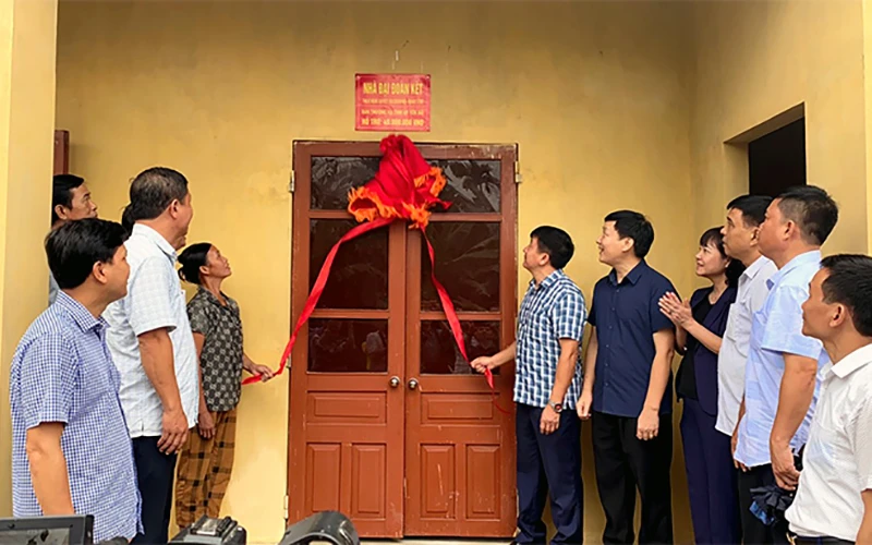 Ủy ban MTTQ Việt Nam tỉnh Yên Bái trao nhà đại đoàn kết cho gia đình bà Sầm Thị Trình là hộ nghèo đặc biệt khó khăn ở xã Liễu Ðô, huyện Lục Yên.