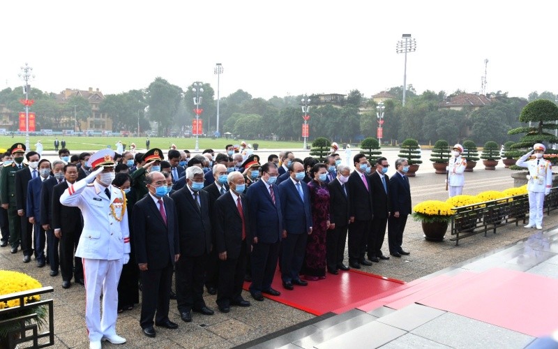 Các đồng chí lãnh đạo, nguyên lãnh đạo Đảng, Nhà nước tưởng nhớ Chủ tịch Hồ Chí Minh. 