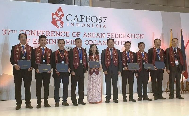 Bảy kỹ sư Việt Nam được trao chứng chỉ Kỹ sư chuyên nghiệp tại CAFEO 37.  (Nguồn: VUSTA)