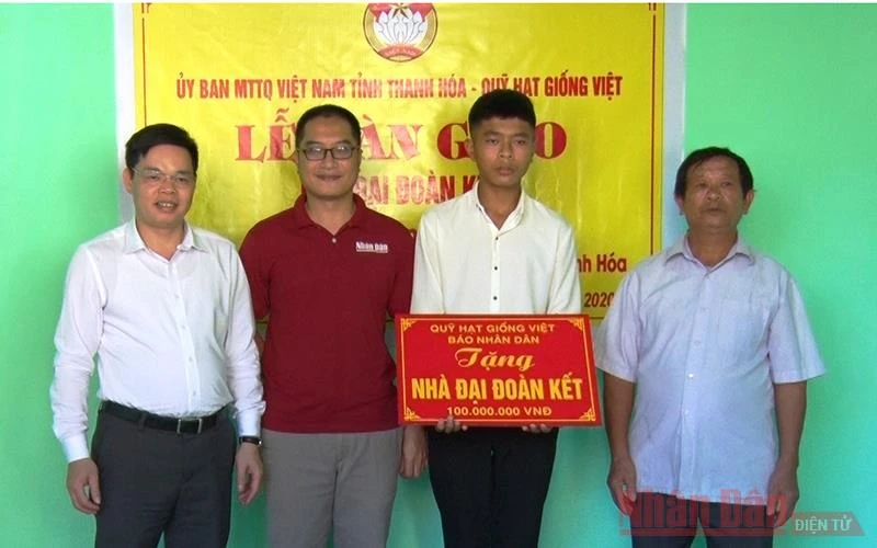 Lãnh đạo MTTQ tỉnh Thanh Hóa, đại diện Báo Nhân Dân trao biểu trưng hỗ trợ xây dựng nhà “Đại đoàn kết” cho cháu Đạt.