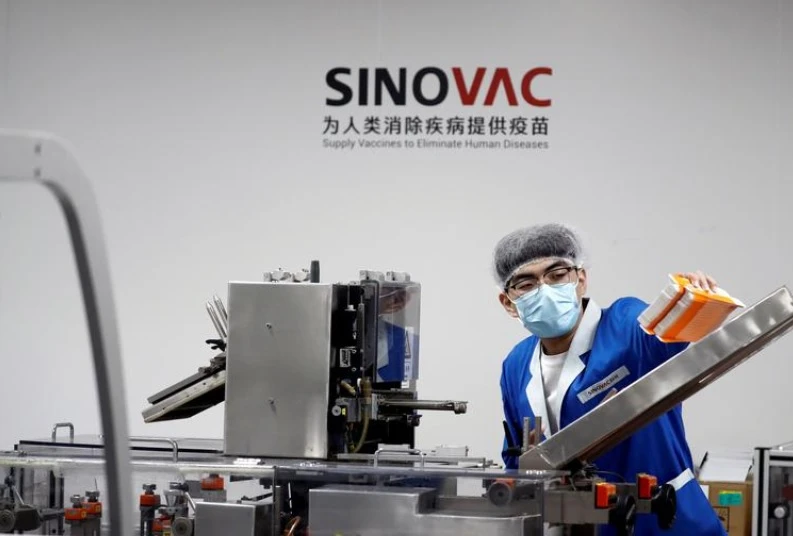 Tại cơ sở đóng gói của nhà sản xuất vaccine Trung Quốc Sinovac Biotech ngày 24-9. Ảnh: Reuters.