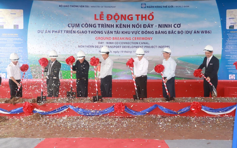 Lãnh đạo Bộ Giao thông vận tải, lãnh đạo tỉnh Nam Định và đại diện Ngân hàng Thế giới tại Việt Nam thực hiện nghi thức động thổ xây dựng cụm công trình kênh nối sông Đáy - sông Ninh Cơ.