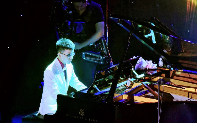 Cậu bé khiếm thị Bùi Quang Khánh biểu diễn piano