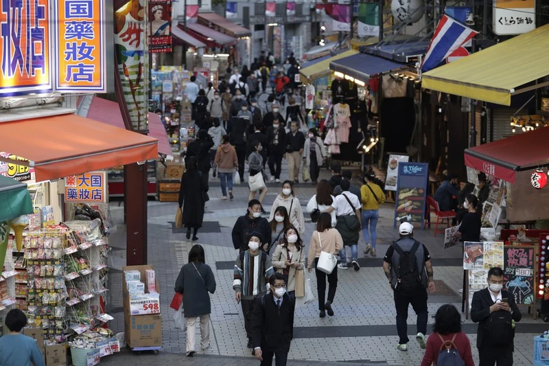 Người dân đeo khẩu trang khi đi qua phố mua sắm tại thủ đô Tokyo, Nhật Bản, ngày 19-11. (Ảnh: AP)