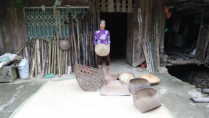 Nhiều sản phẩm bền đẹp được người dân xã Quang Trọng đan thủ công dần vắng bóng trong đời sống.