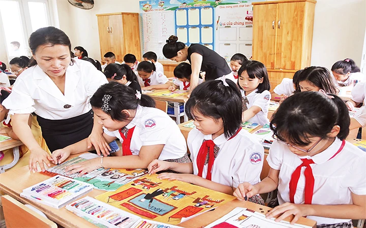 Các em học sinh bên các tác phẩm sáng tác về Nhà giáo Chu Văn An.