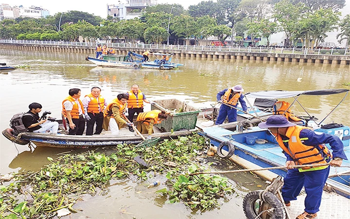 Thu gom rác trên kênh Nhiêu Lộc - Thị Nghè (thuộc lưu vực sông Sài Gòn).