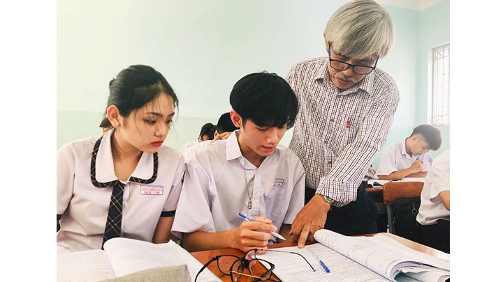 Thầy Phạm Đông Phương cùng các học sinh của mình.