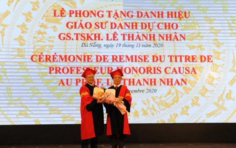 PGS, TS Nguyễn Ngọc Vũ, Giám đốc ĐH Đà Nẵng trao bằng phong tặng Danh hiệu “Giáo sư Danh dự” cho GS, TSKH Lê Thành Nhân.