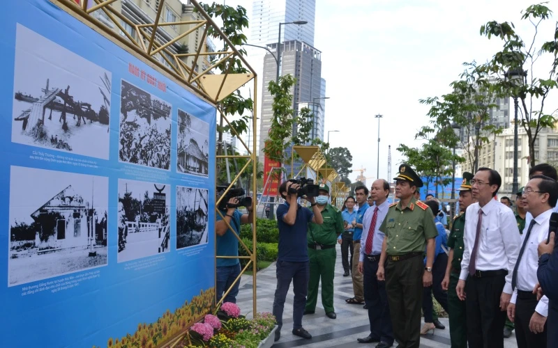 Các đại biểu tham quan triển lãm tại công viên Lam Sơn.