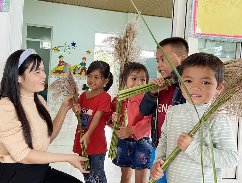 Những bông lau rừng làm hoa tặng cô giáo nhân ngày Nhà giáo Việt nam 20-11