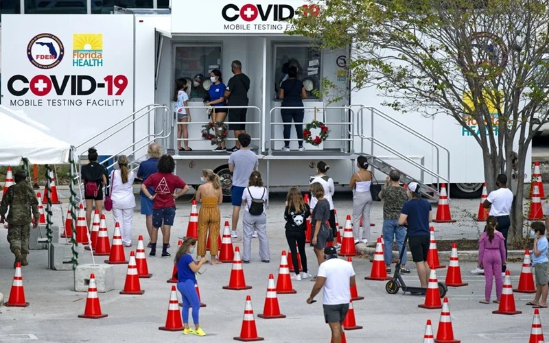 Người dân xếp hàng chờ xét nghiệm Covid-19 tại một điểm xét nghiệm lưu động tại Trung tâm Hội nghị Miami Beach, Mỹ. (Ảnh: AP)