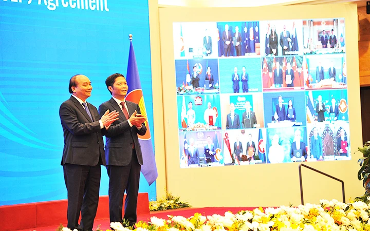 Lễ ký RCEP diễn ra dưới sự chứng kiến của Thủ tướng Nguyễn Xuân Phúc và lãnh đạo các nước thành viên. Ảnh: KIM DUNG