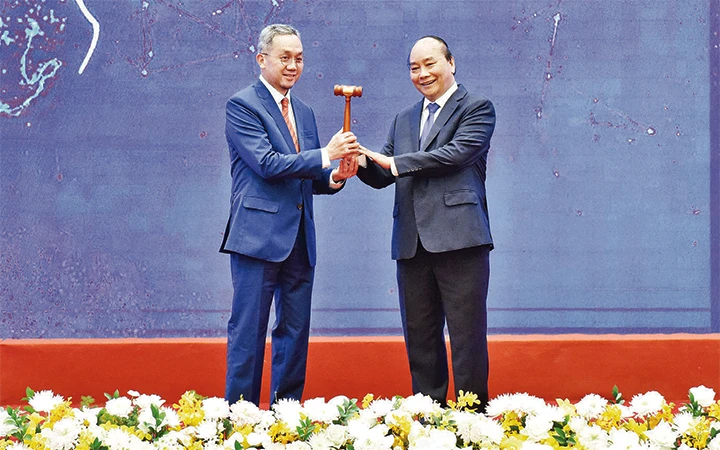 Thủ tướng Nguyễn Xuân Phúc trao chiếc búa gỗ tượng trưng chức Chủ tịch ASEAN cho Đại sứ Brunei tại Việt Nam. Ảnh: ĐỨC ANH
