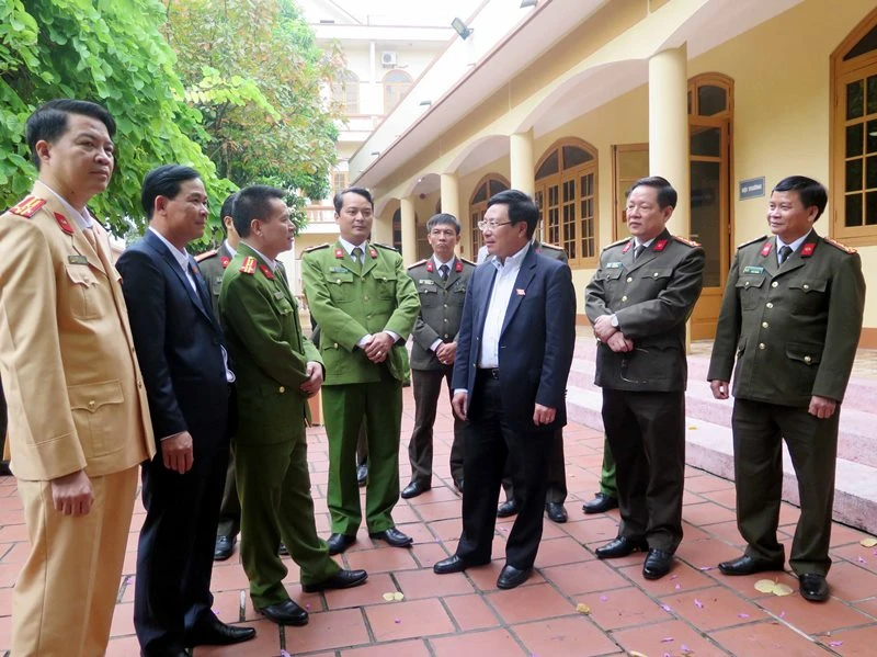 Phó Thủ tướng Chính phủ, Bộ trưởng Ngoại giao Phạm Bình Minh với cử tri là Công an tỉnh Thái Nguyên.
