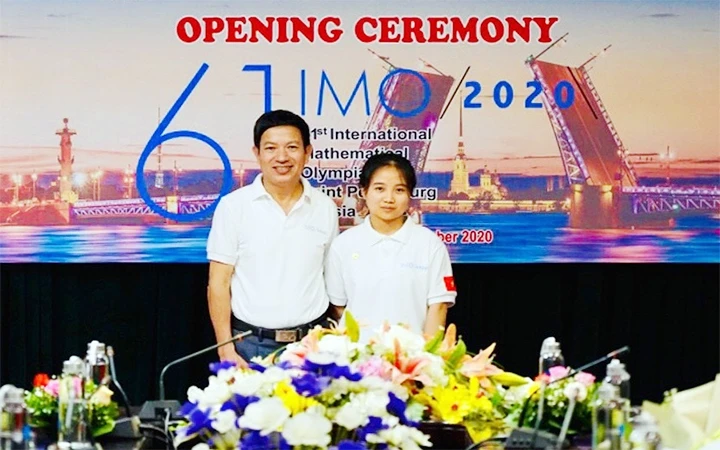 Thầy giáo Nguyễn Duy Liên và học sinh đoạt Huy chương đồng Ô-lim-pích Toán học quốc tế năm 2020.
