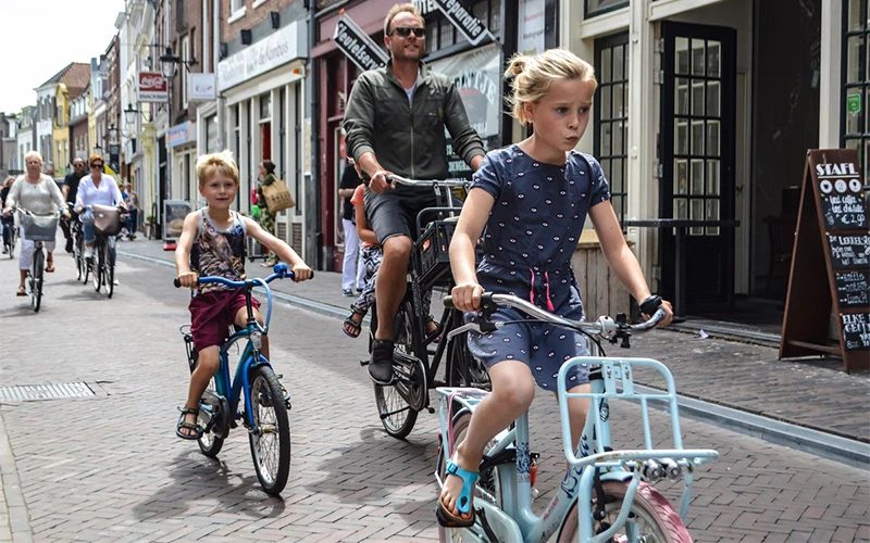 Đi xe đạp được xem như là đặc trưng của Hà Lan, một quốc gia mà thậm chí Thủ tướng cũng đạp xe đi làm. (Ảnh: Modacity)