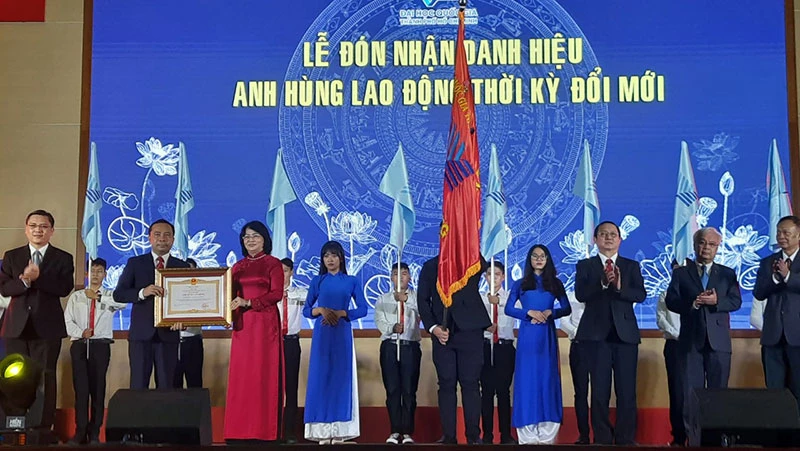 Phó Chủ tịch nước Đặng Thị Ngọc Thịnh trao danh hiệu Anh hùng Lao động thời kỳ đổi mới cho Đại học Quốc gia TP Hồ Chí Minh.