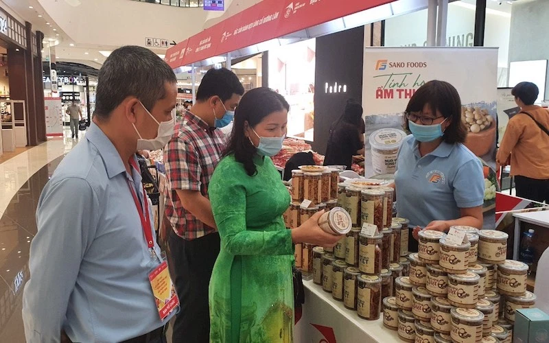 Các sản phẩm nông nghiệp của Việt Nam trưng bày, giới thiệu tại TTTM Aeon Hà Đông.