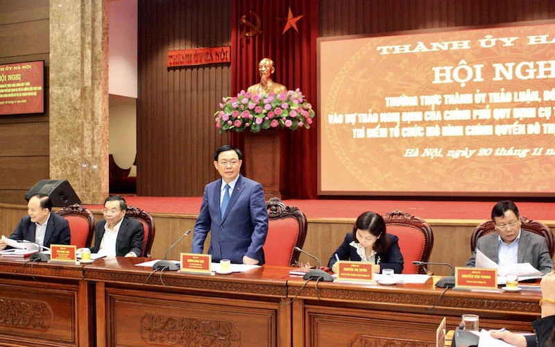 Đồng chí Vương Đình Huệ, Ủy viên Bộ Chính trị, Bí thư Thành ủy Hà Nội phát biểu ý kiến tại hội nghị. (Ảnh: DUY LINH)