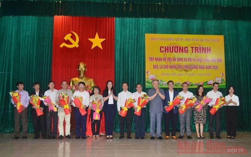 Đồng chí Nguyễn Hòa Bình và đồng chí Bùi Thị Quỳnh Vân tặng hoa tri ân tấm lòng hảo tâm các doanh nghiệp, cá nhân đã ủng hộ giúp đỡ đồng bào vùng bão, lũ Quảng Ngãi.