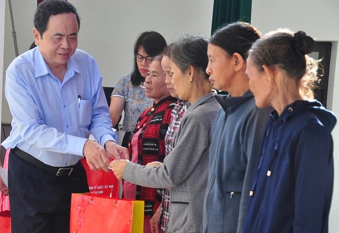 Đồng chí Trần Thanh Mẫn trao quà tặng các hộ khó khăn.