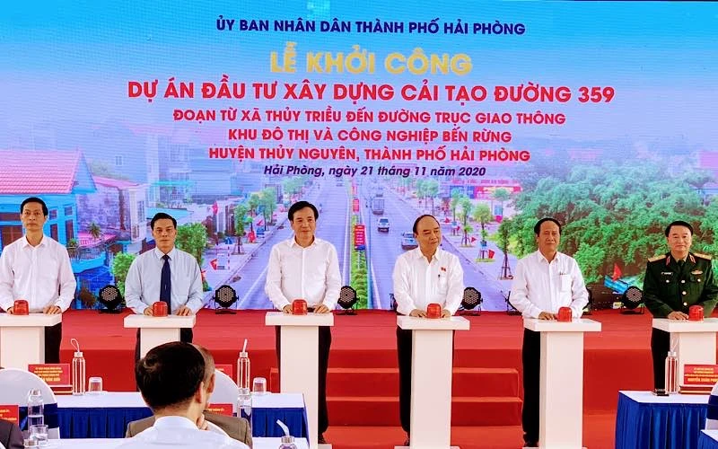 Thủ tướng Chính phủ Nguyễn Xuân Phúc dự và nhấn nút khởi công công trình.