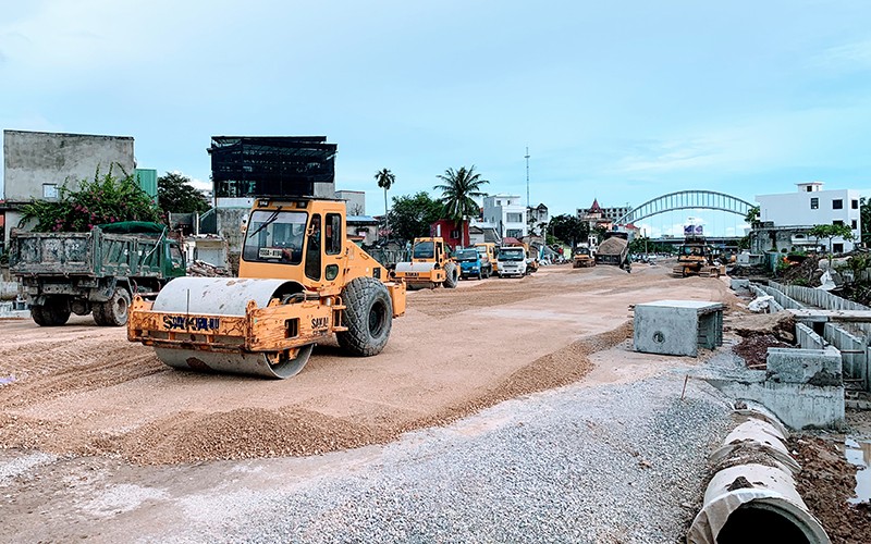 Giải phóng mặt bằng (GPMB) trong thực hiện các dự án giao thông đô thị luôn là những vấn đề gian nan, khó khăn, vất vả. Nhưng nhờ cách làm hay, sáng tạo, chỉ trong thời gian ngắn, gần 470 hộ dân tại quận Lê Chân (Hải Phòng) đã nhanh chóng di dời, bàn giao gần 60 nghìn m2 mặt bằng phục vụ thi công mở đường, cho dù hơn trăm hộ chưa nhận được tiền hỗ trợ, đền bù.