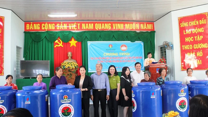 Chủ tịch Quốc hội Nguyễn Thị Kim Ngân cùng lãnh đạo chính quyền địa phương dự và trao bồn chứa nước cho người dân tỉnh Bến Tre.