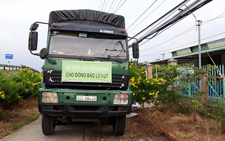 Xe chở gạo được sản xuất theo các tiêu chuẩn bền vững đã lên đường tới với người dân bị ảnh hưởng bởi bão lũ ở Quảng Ngãi (Ảnh: Rikolto Việt Nam). 