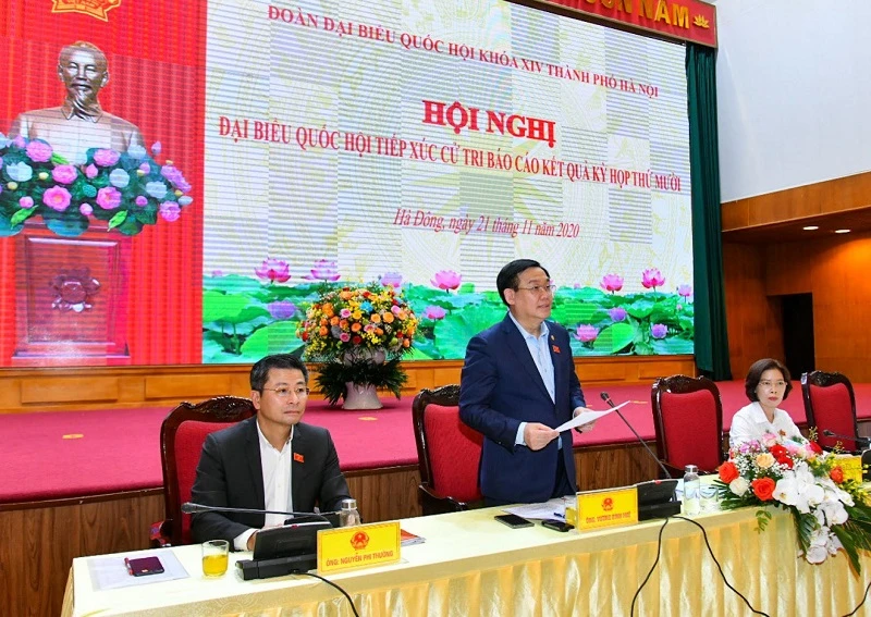 Bí thư Thành uỷ Vương Đình Huệ, Trưởng đoàn đại biểu Quốc hội thành phố Hà Nội trả lời ý kiến của cử tri.