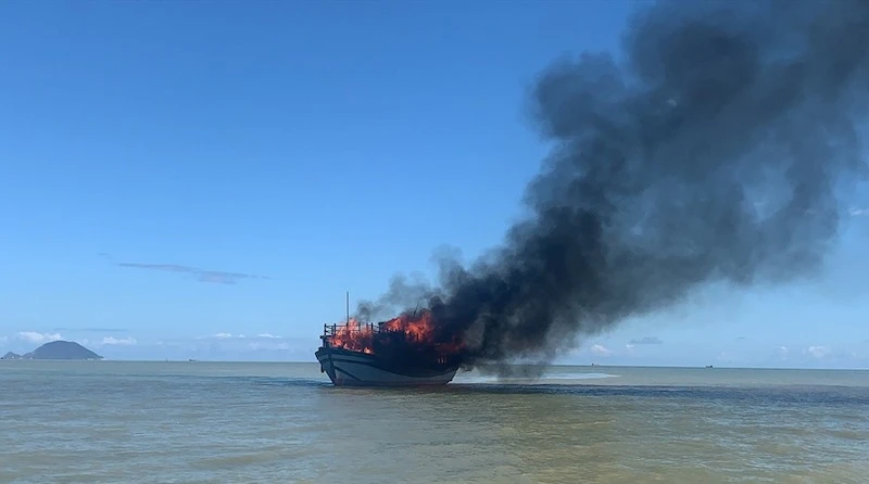 Tàu QNa-1248 bốc cháy dữ dội.