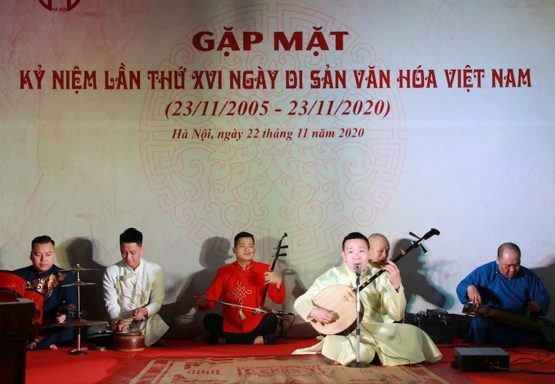 Các nghệ nhân trình diễn hát văn nhân kỷ niệm 15 năm Ngày Di sản văn hoá Việt Nam