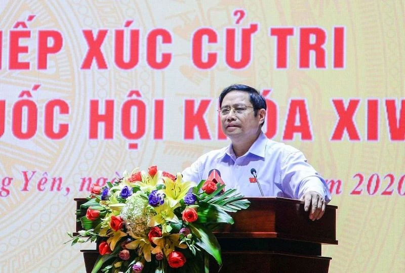 Đồng chí Phạm Minh Chính, Ủy viên Bộ Chính trị, Bí thư Trung ương Đảng, Trưởng Ban Tổ chức Trung ương phát biểu tại buổi tiếp xúc cử tri thị xã Quảng Yên. 