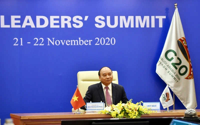 Thủ tướng Nguyễn Xuân Phúc tham dự phiên thảo luận tại Hội nghị cấp cao G20 trực tuyến, ngày 22-11. (Ảnh: TRẦN HẢI)