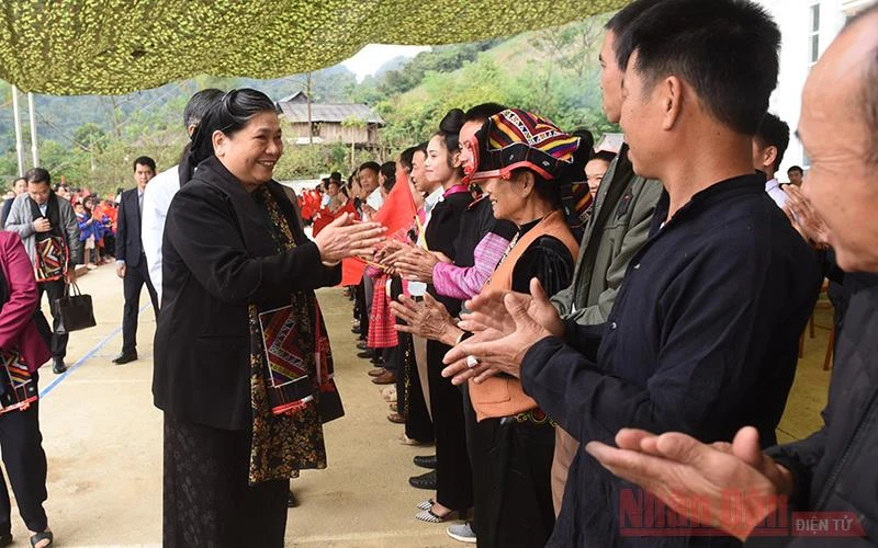 Phó Chủ tịch Thường trực Quốc hội Tòng Thị Phóng gặp gỡ bà con nhân dân xã Mường Lựm.