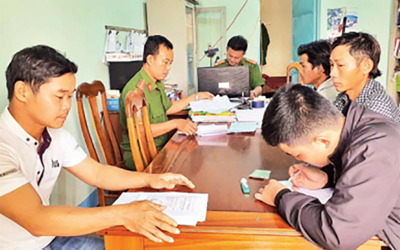 Công an xã Pờ Y, huyện Ngọc Hồi (Kon Tum) hướng dẫn người dân giải quyết thủ tục hành chính.