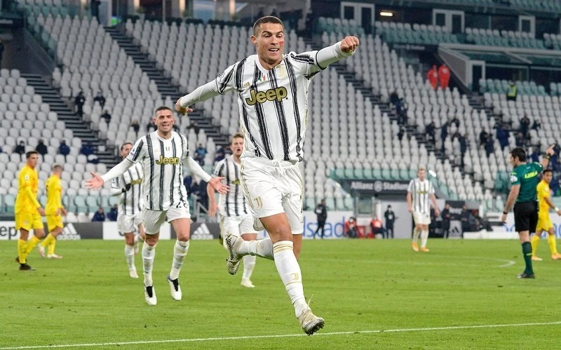 Với cú đúp vào lưới Cagliari, Ronaldo đã cán mốc 60 bàn ở Serie A. (Ảnh: Juventus FC)