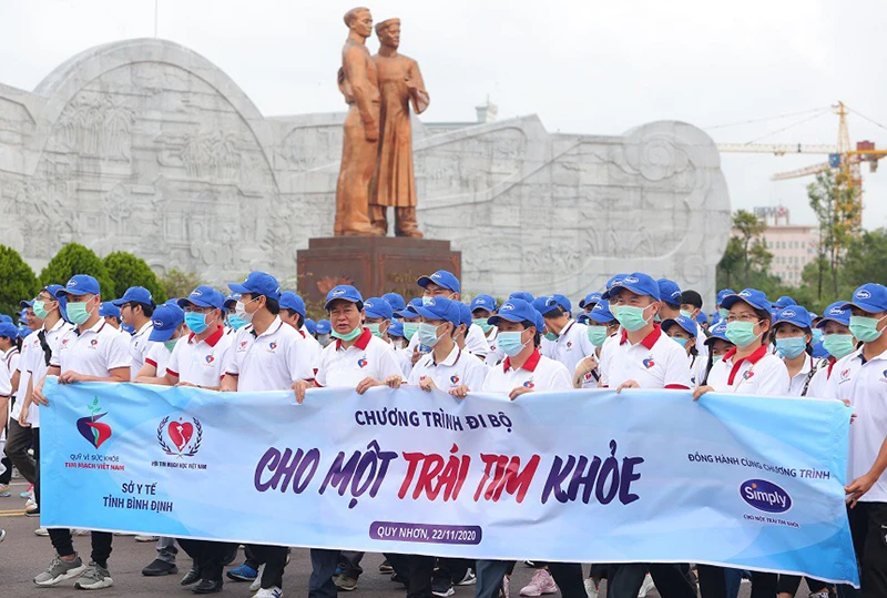 Hàng nghìn người tham gia chương trình đi bộ “Cho một trái tim khỏe” tại Quy Nhơn, Bình Định.