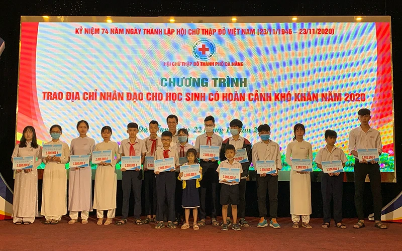 Đại diện Ủy ban Mặt trận Tổ quốc Việt Nam TP Đà Nẵng trao phần hỗ trợ cho 156 học sinh có hoàn cảnh khó khăn.