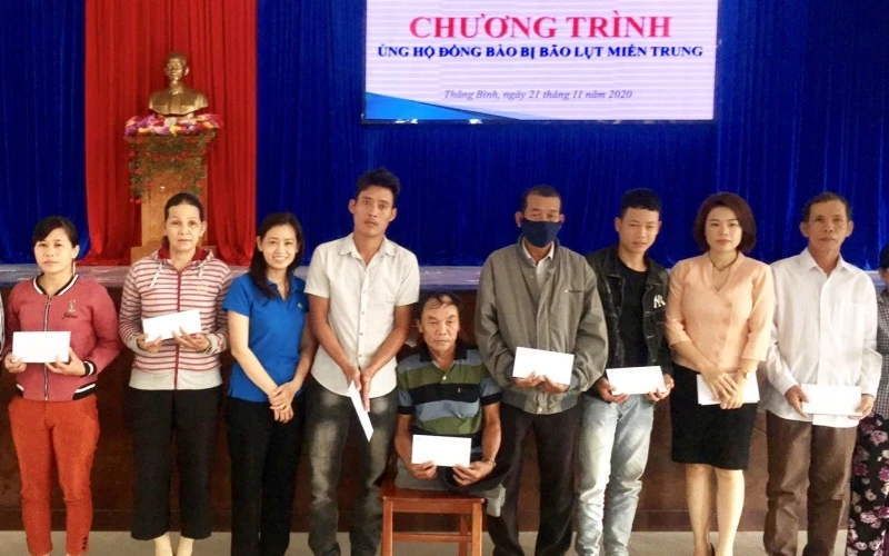 Người dân huyện Thăng Bình (tỉnh Quảng Nam) tiếp nhận tài trợ từ Tập đoàn Novaland.