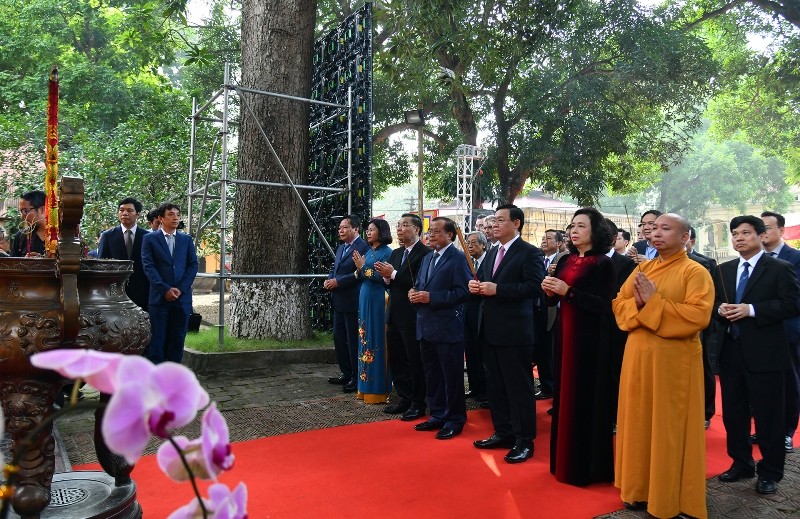Các đại biểu thực hiện nghi lễ dâng hương tại Điện Kính Thiên trong Khu trung tâm Hoàng thành Thăng Long (Ảnh: Duy Linh).